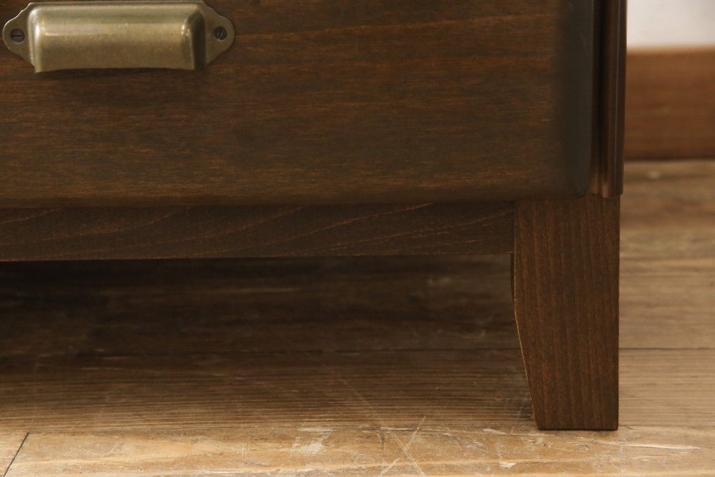 ワードローブをテレビ台にリメイク!左右に引き出しを2杯ずつ製作し、中央はガラス入りの開き戸仕様に。脚と天板を取り付け、本体に合わせた色味に。