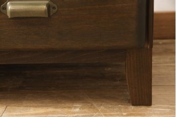 ワードローブをテレビ台にリメイク!左右に引き出しを2杯ずつ製作し、中央はガラス入りの開き戸仕様に。脚と天板を取り付け、本体に合わせた色味に。