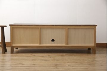 ワードローブをテレビ台にリメイク!左右に引き出しを2杯ずつ製作し、中央はガラス入りの開き戸仕様に。脚と天板を取り付け、本体に合わせた色味に。