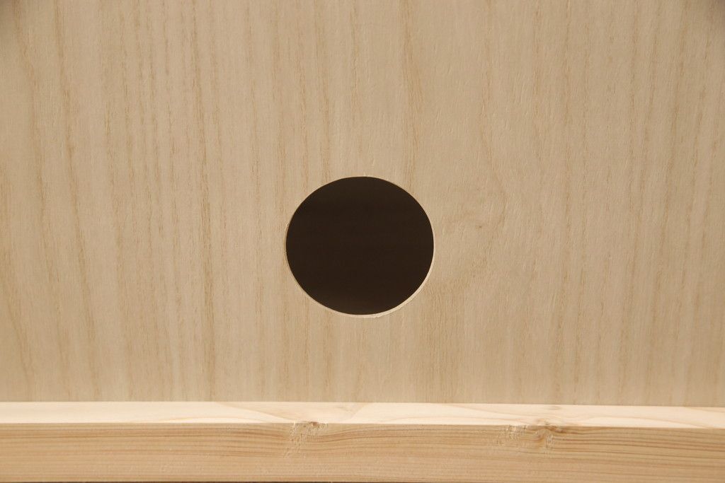 ワードローブをテレビ台にリメイク!左右に引き出しを2杯ずつ製作し、中央はガラス入りの開き戸仕様に。脚と天板を取り付け、本体に合わせた色味に。