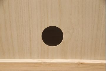 ワードローブをテレビ台にリメイク!左右に引き出しを2杯ずつ製作し、中央はガラス入りの開き戸仕様に。脚と天板を取り付け、本体に合わせた色味に。