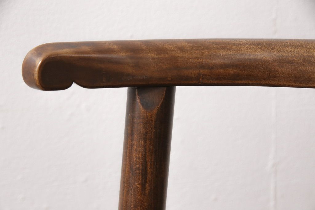 チェアを綺麗に再生!高品質リペアを施し、背もたれの破損部分を修理。ワックス仕上げ。