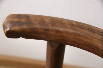 チェアを綺麗に再生!高品質リペアを施し、背もたれの破損部分を修理。ワックス仕上げ。