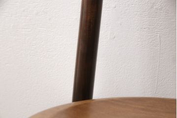 チェアを綺麗に再生!高品質リペアを施し、背もたれの破損部分を修理。ワックス仕上げ。