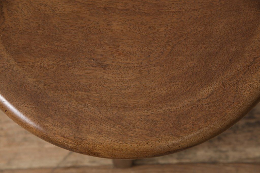 チェアを綺麗に再生!高品質リペアを施し、背もたれの破損部分を修理。ワックス仕上げ。