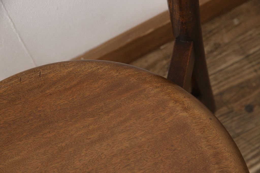 チェアを綺麗に再生!高品質リペアを施し、背もたれの破損部分を修理。ワックス仕上げ。