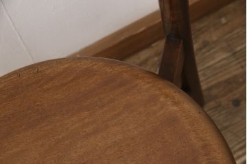 チェアを綺麗に再生!高品質リペアを施し、背もたれの破損部分を修理。ワックス仕上げ。