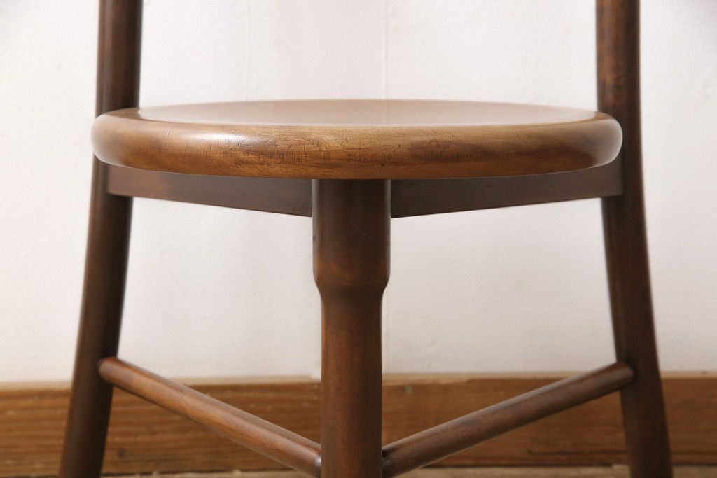 チェアを綺麗に再生!高品質リペアを施し、背もたれの破損部分を修理。ワックス仕上げ。