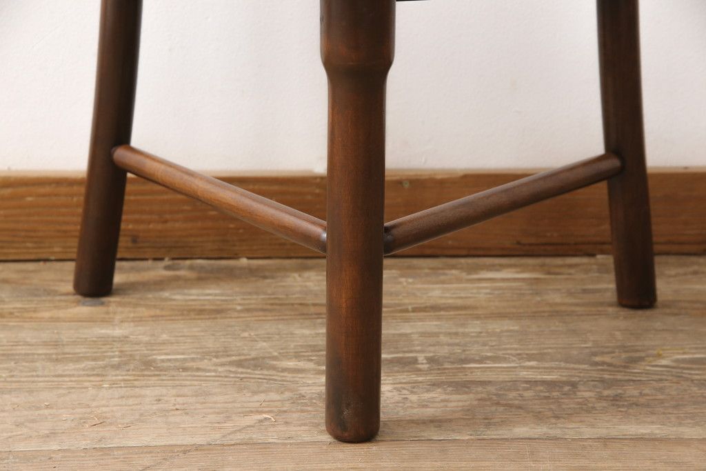 チェアを綺麗に再生!高品質リペアを施し、背もたれの破損部分を修理。ワックス仕上げ。