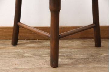 チェアを綺麗に再生!高品質リペアを施し、背もたれの破損部分を修理。ワックス仕上げ。