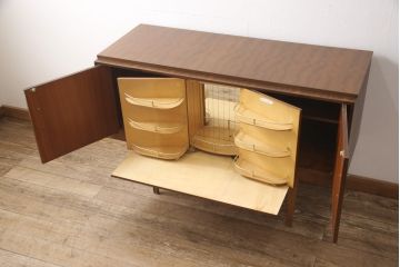サイドボードを小ぶりなサイドボードとチェストにリメイク!引き出し部分から2分割。左側は右側面に突板を付けて脚を移設。右側は幅をリサイズし側面を制作、脚を取り付け。いずれも本体の色味に合わせて仕上げ。