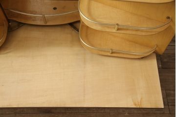 サイドボードを小ぶりなサイドボードとチェストにリメイク!引き出し部分から2分割。左側は右側面に突板を付けて脚を移設。右側は幅をリサイズし側面を制作、脚を取り付け。いずれも本体の色味に合わせて仕上げ。
