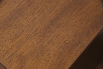 サイドボードを小ぶりなサイドボードとチェストにリメイク!引き出し部分から2分割。左側は右側面に突板を付けて脚を移設。右側は幅をリサイズし側面を制作、脚を取り付け。いずれも本体の色味に合わせて仕上げ。