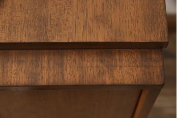 サイドボードを小ぶりなサイドボードとチェストにリメイク!引き出し部分から2分割。左側は右側面に突板を付けて脚を移設。右側は幅をリサイズし側面を制作、脚を取り付け。いずれも本体の色味に合わせて仕上げ。