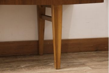 サイドボードを小ぶりなサイドボードとチェストにリメイク!引き出し部分から2分割。左側は右側面に突板を付けて脚を移設。右側は幅をリサイズし側面を制作、脚を取り付け。いずれも本体の色味に合わせて仕上げ。