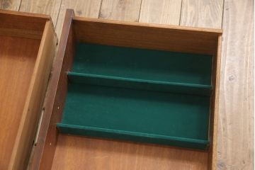 サイドボードを小ぶりなサイドボードとチェストにリメイク!引き出し部分から2分割。左側は右側面に突板を付けて脚を移設。右側は幅をリサイズし側面を制作、脚を取り付け。いずれも本体の色味に合わせて仕上げ。