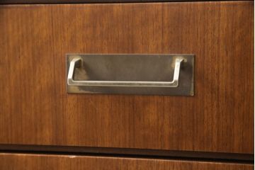 サイドボードを小ぶりなサイドボードとチェストにリメイク!引き出し部分から2分割。左側は右側面に突板を付けて脚を移設。右側は幅をリサイズし側面を制作、脚を取り付け。いずれも本体の色味に合わせて仕上げ。