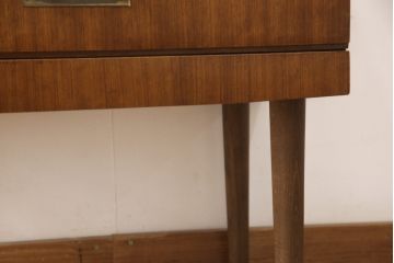 サイドボードを小ぶりなサイドボードとチェストにリメイク!引き出し部分から2分割。左側は右側面に突板を付けて脚を移設。右側は幅をリサイズし側面を制作、脚を取り付け。いずれも本体の色味に合わせて仕上げ。