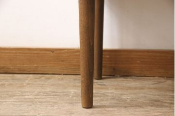 サイドボードを小ぶりなサイドボードとチェストにリメイク!引き出し部分から2分割。左側は右側面に突板を付けて脚を移設。右側は幅をリサイズし側面を制作、脚を取り付け。いずれも本体の色味に合わせて仕上げ。