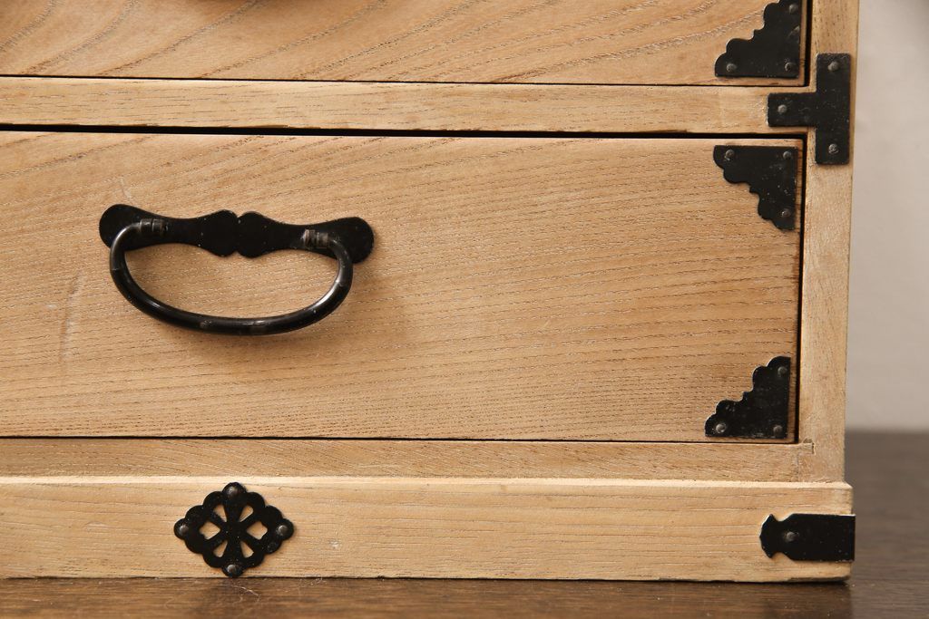 小引き出しをストリップド加工してリメイク!高品質リペアを施し、既存の塗装を剥離して仕上げ。