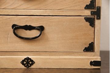 小引き出しをストリップド加工してリメイク!高品質リペアを施し、既存の塗装を剥離して仕上げ。