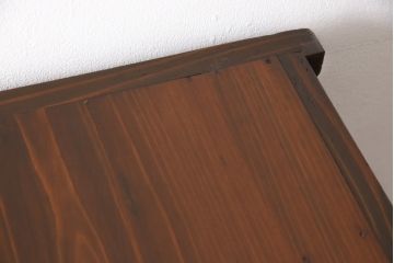食器棚を綺麗に再生!中段引き戸はゆらゆらガラスに、下段引き戸はダイヤガラスに交換。中段の棚板は新材に交換し、本体に馴染むよう着色。既存の塗装は剥離し、ご希望の色に再塗装。