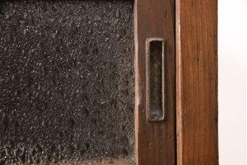 食器棚を綺麗に再生!中段引き戸はゆらゆらガラスに、下段引き戸はダイヤガラスに交換。中段の棚板は新材に交換し、本体に馴染むよう着色。既存の塗装は剥離し、ご希望の色に再塗装。