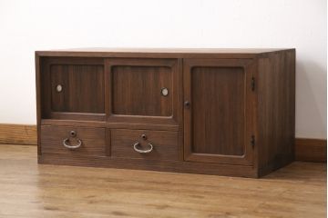 3段重ね桐箪笥をテレビボードとチェストにリメイク!上段は天板を補強しテレビボードに。中段・下段は重ねチェストに。いずれもオーク系で着色仕上げ。