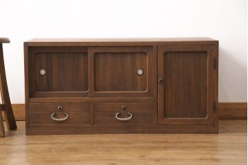 3段重ね桐箪笥をテレビボードとチェストにリメイク!上段は天板を補強しテレビボードに。中段・下段は重ねチェストに。いずれもオーク系で着色仕上げ。
