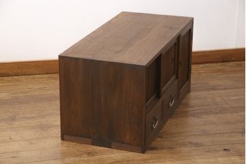 3段重ね桐箪笥をテレビボードとチェストにリメイク!上段は天板を補強しテレビボードに。中段・下段は重ねチェストに。いずれもオーク系で着色仕上げ。
