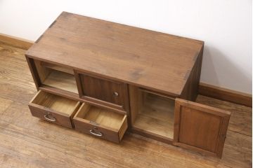 3段重ね桐箪笥をテレビボードとチェストにリメイク!上段は天板を補強しテレビボードに。中段・下段は重ねチェストに。いずれもオーク系で着色仕上げ。