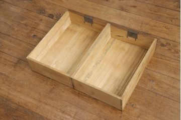 3段重ね桐箪笥をテレビボードとチェストにリメイク!上段は天板を補強しテレビボードに。中段・下段は重ねチェストに。いずれもオーク系で着色仕上げ。