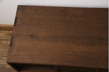 3段重ね桐箪笥をテレビボードとチェストにリメイク!上段は天板を補強しテレビボードに。中段・下段は重ねチェストに。いずれもオーク系で着色仕上げ。