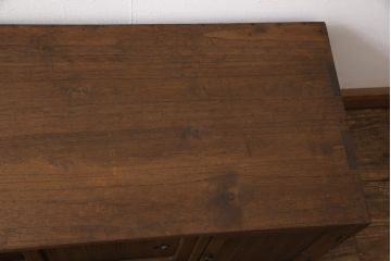 3段重ね桐箪笥をテレビボードとチェストにリメイク!上段は天板を補強しテレビボードに。中段・下段は重ねチェストに。いずれもオーク系で着色仕上げ。