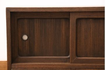 3段重ね桐箪笥をテレビボードとチェストにリメイク!上段は天板を補強しテレビボードに。中段・下段は重ねチェストに。いずれもオーク系で着色仕上げ。