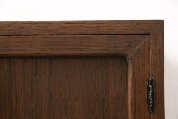 3段重ね桐箪笥をテレビボードとチェストにリメイク!上段は天板を補強しテレビボードに。中段・下段は重ねチェストに。いずれもオーク系で着色仕上げ。