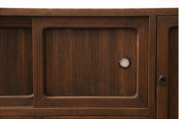 3段重ね桐箪笥をテレビボードとチェストにリメイク!上段は天板を補強しテレビボードに。中段・下段は重ねチェストに。いずれもオーク系で着色仕上げ。