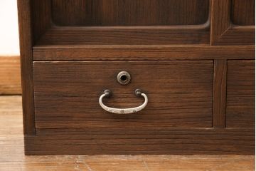 3段重ね桐箪笥をテレビボードとチェストにリメイク!上段は天板を補強しテレビボードに。中段・下段は重ねチェストに。いずれもオーク系で着色仕上げ。