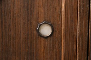 3段重ね桐箪笥をテレビボードとチェストにリメイク!上段は天板を補強しテレビボードに。中段・下段は重ねチェストに。いずれもオーク系で着色仕上げ。