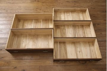 3段重ね桐箪笥をテレビボードとチェストにリメイク!上段は天板を補強しテレビボードに。中段・下段は重ねチェストに。いずれもオーク系で着色仕上げ。