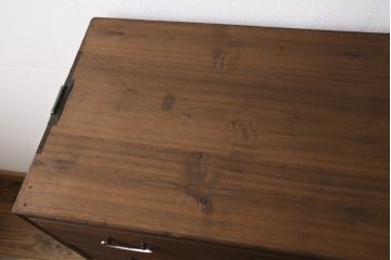 3段重ね桐箪笥をテレビボードとチェストにリメイク!上段は天板を補強しテレビボードに。中段・下段は重ねチェストに。いずれもオーク系で着色仕上げ。