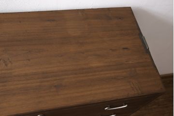 3段重ね桐箪笥をテレビボードとチェストにリメイク!上段は天板を補強しテレビボードに。中段・下段は重ねチェストに。いずれもオーク系で着色仕上げ。