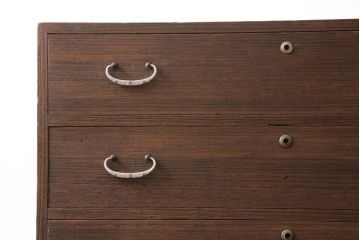 3段重ね桐箪笥をテレビボードとチェストにリメイク!上段は天板を補強しテレビボードに。中段・下段は重ねチェストに。いずれもオーク系で着色仕上げ。