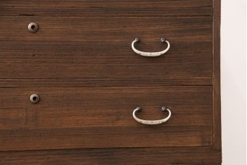 3段重ね桐箪笥をテレビボードとチェストにリメイク!上段は天板を補強しテレビボードに。中段・下段は重ねチェストに。いずれもオーク系で着色仕上げ。
