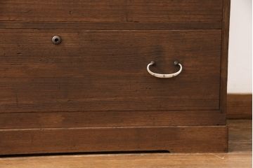 3段重ね桐箪笥をテレビボードとチェストにリメイク!上段は天板を補強しテレビボードに。中段・下段は重ねチェストに。いずれもオーク系で着色仕上げ。