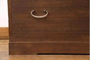 3段重ね桐箪笥をテレビボードとチェストにリメイク!上段は天板を補強しテレビボードに。中段・下段は重ねチェストに。いずれもオーク系で着色仕上げ。