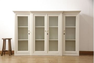 カップボードを戸棚にリメイク!上段部分を利用。天板を補強して取っ手を交換。アンティークホワイトでペイント仕上げ。