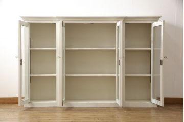 カップボードを戸棚にリメイク!上段部分を利用。天板を補強して取っ手を交換。アンティークホワイトでペイント仕上げ。
