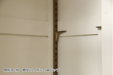 カップボードを戸棚にリメイク!上段部分を利用。天板を補強して取っ手を交換。アンティークホワイトでペイント仕上げ。