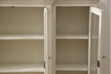 カップボードを戸棚にリメイク!上段部分を利用。天板を補強して取っ手を交換。アンティークホワイトでペイント仕上げ。